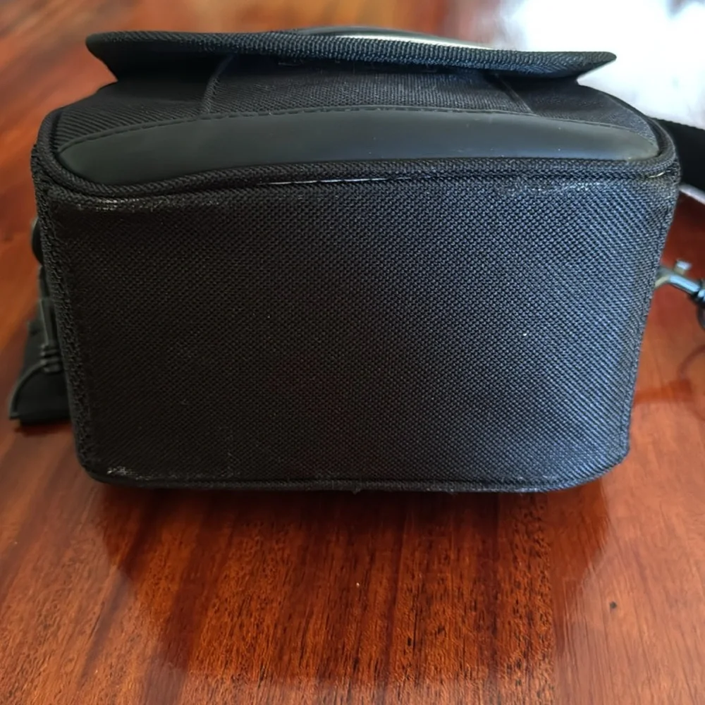 📷 Small iCon black camera bag with handle and shoulder strap.